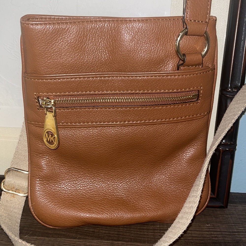 Brown Michael Kors Leather Crossbody Jet Set Flat Bag with Gold MK logo - Picture 3 of 11